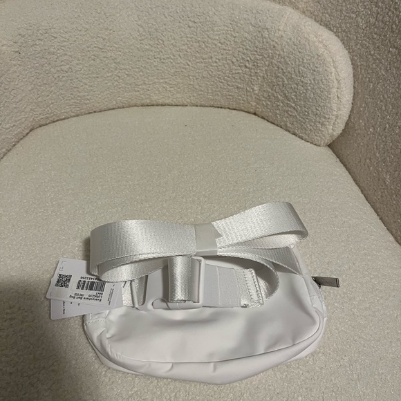 Lululemon Everywhere Belt Bag white - Picture 3 of 4
